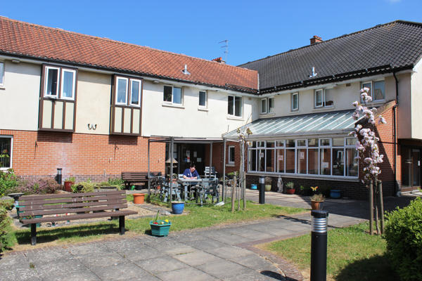 Weavers Court Garden With Kirsty Still