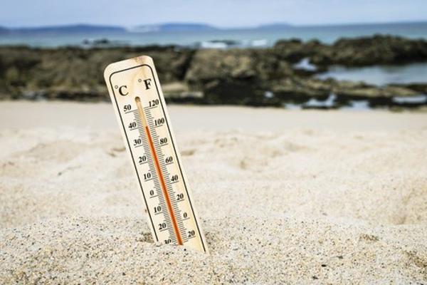 Np Thermometer On The Beach Marking High Temperatures